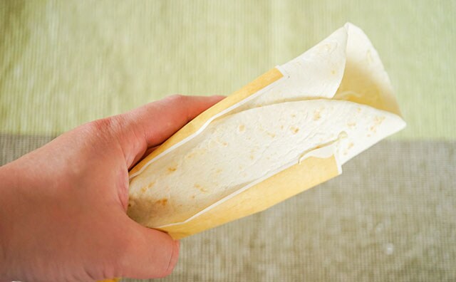 「ハマりそう」「毎日食べてる」セブンのラップロールは具たっぷりでウマイ！