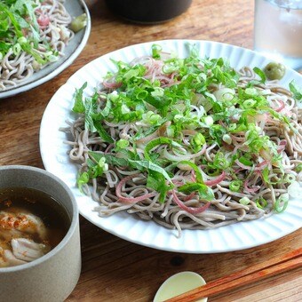 【ふたりで楽しむおしゃべりごはん】スッキリ風味の「鶏入りつゆの薬味そば」