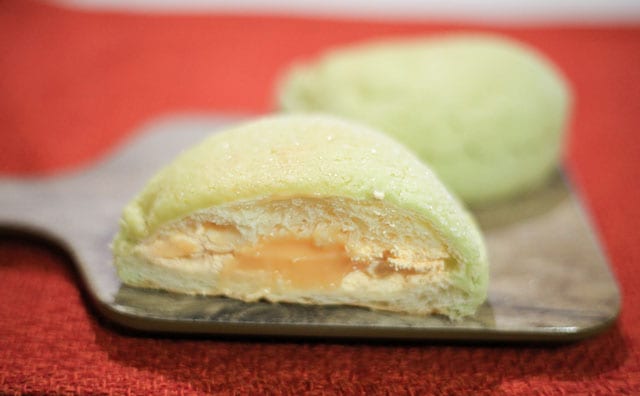 クリームがとろ～ん　ローソンの“リアルメロンパン”うますぎ！