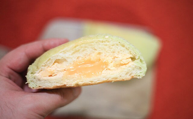 クリームがとろ～ん　ローソンの“リアルメロンパン”うますぎ！