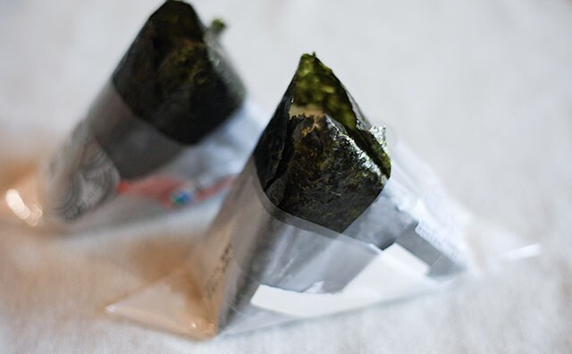 【ファミマ】コンビニおにぎりもwithコロナ!直接触れずに食べられる!!