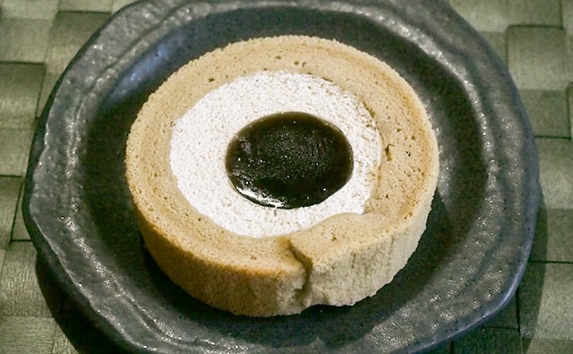 黒蜜ざんまい！ローソンのロールケーキがリピ確のうまさ！