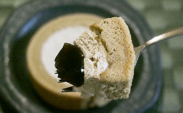 黒蜜ざんまい！ローソンのロールケーキがリピ確のうまさ！