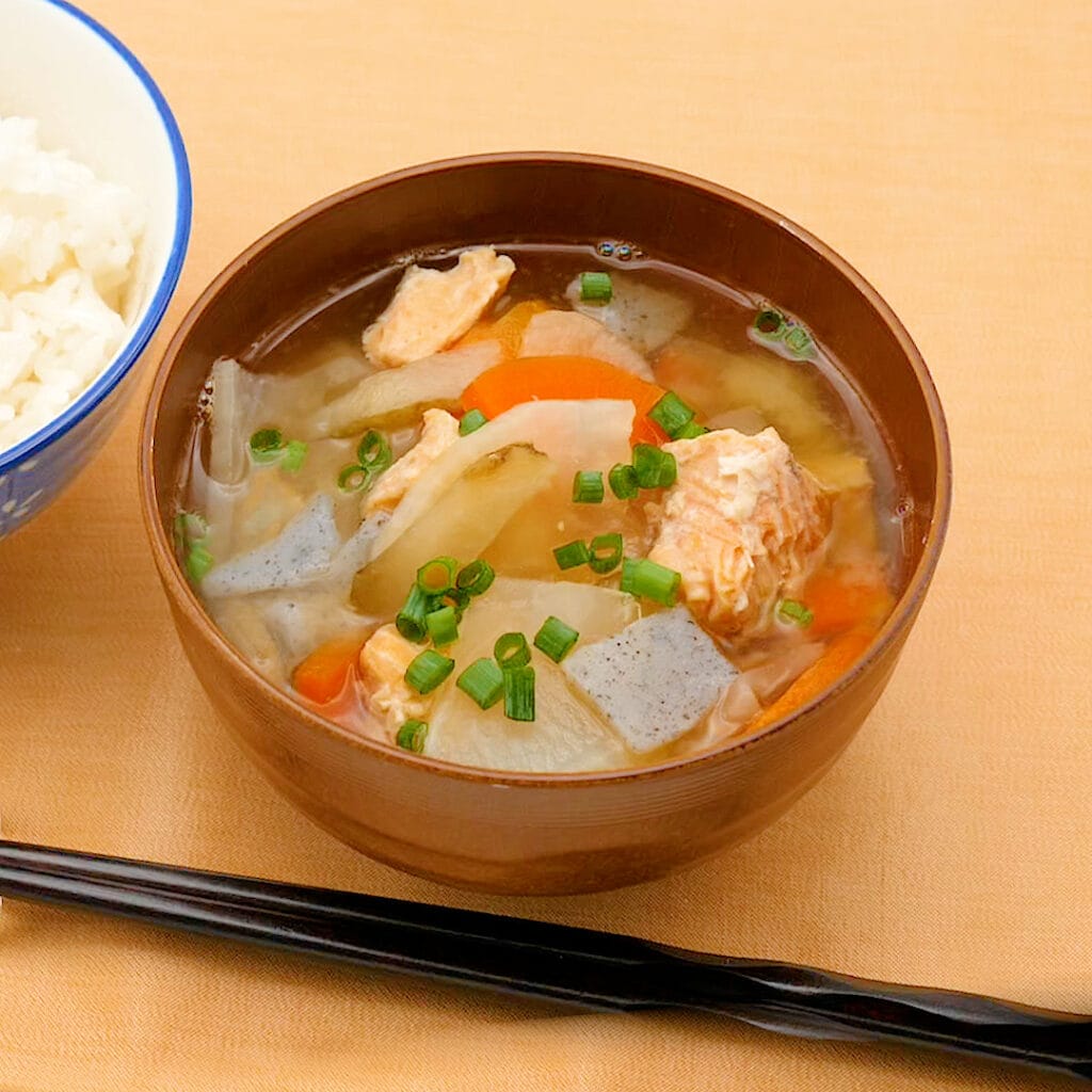 野菜もたんぱく質も摂れる！　鮭缶入り味噌汁（おとな／授乳中）