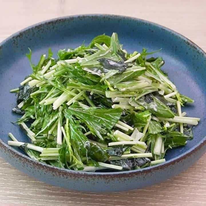 酢の酸味でやみつきに♪水菜とわかめのマヨドレサラダ