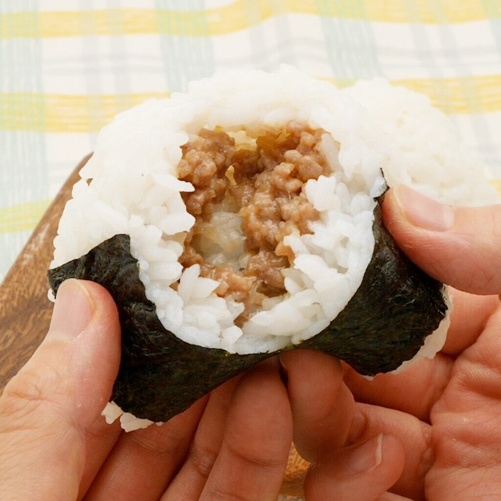 中に具がたっぷり！　肉味噌おにぎり（おとな／幼児食1歳6ヶ月頃から）