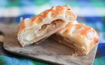 【ファミマ新商品】中とろっとろ！158円アップルパイがジューシー！