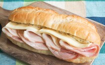 セブンに感謝！お値段そのままハム増量中！期間限定だから急いで