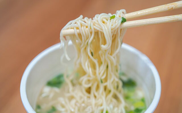 セブンで買える！特盛具材がうれしい濃厚カップ麺！