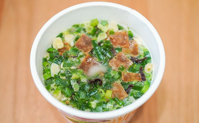 セブンで買える！特盛具材がうれしい濃厚カップ麺！
