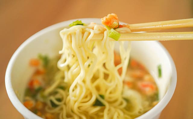 【ウルトラうまい】ロングセラーインスタント麺に大量の海老が!?