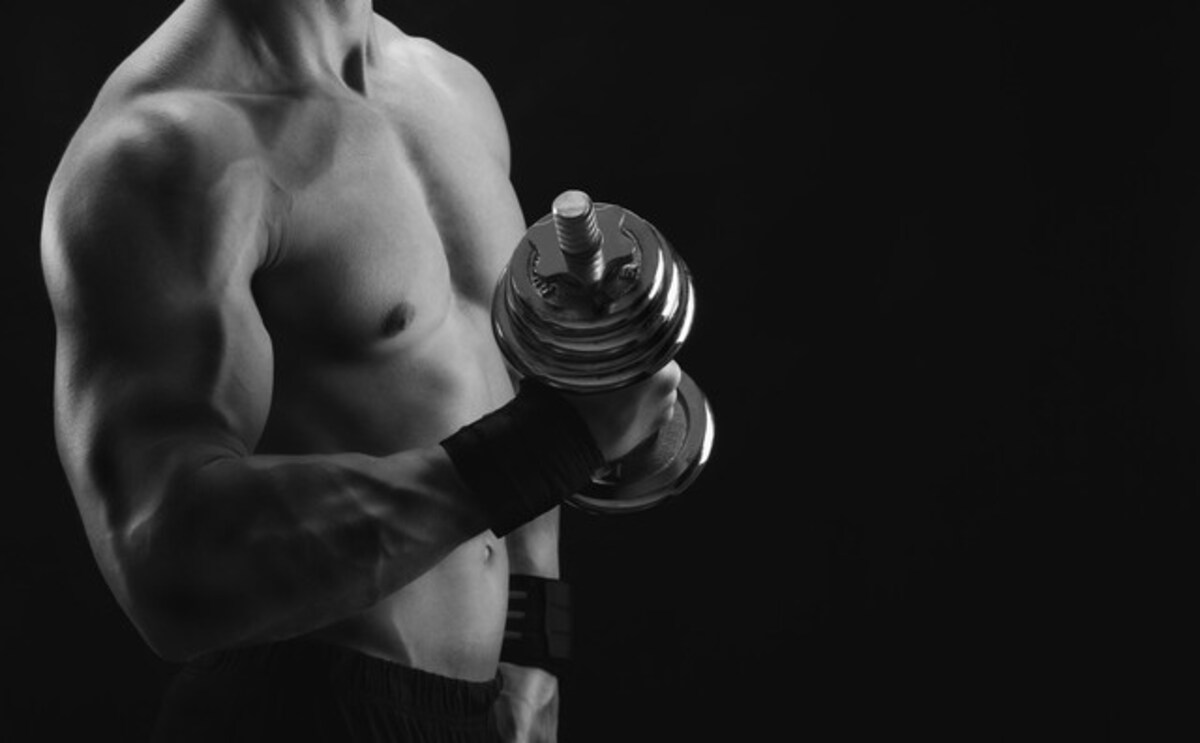 【必見】効果的な肩の筋トレとコンビニ飯の活用術