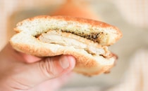 シンプルだけどジューシー！ローソンのハンバーガーがひとりランチにピッタリ！