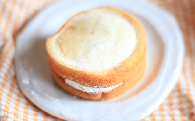 マンゴーソースがあふれ出す…！ミニストップの「もっちさんど」にハマりそう！