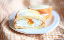 マンゴーソースがあふれ出す…！ミニストップの「もっちさんど」にハマりそう！