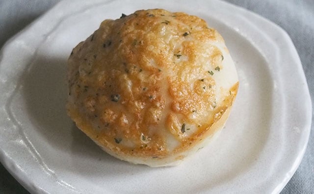 これがローソンの実力…！新作カレーパンがうますぎて買いだめしたい！