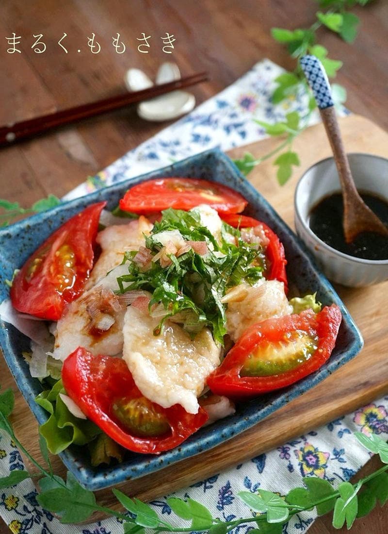 さっぱりと食べやすい「鶏むね肉とトマトのサラダ」