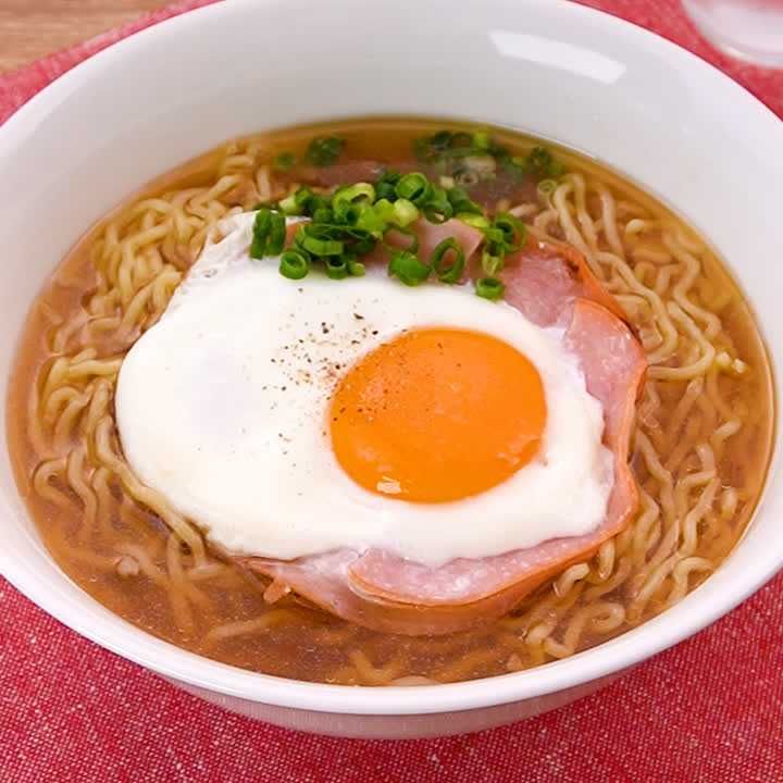 手早く仕上がる♪ハムエッグラーメン