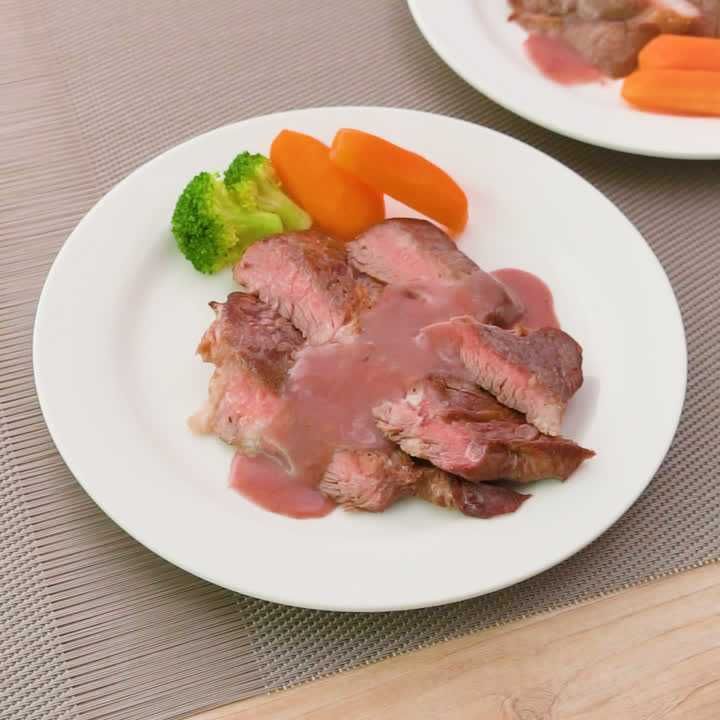 肉のうまみを堪能！グレービーソースのビーフステーキ