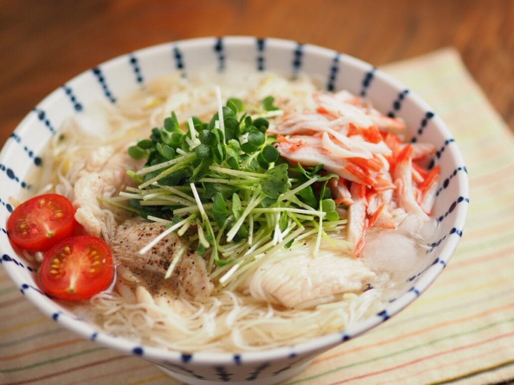 流水で洗わないから手間なし！「鶏むね肉ともやしの冷製スープそうめん」