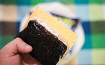 「買っちゃった」「最高にうまい」ファミマのおむすびが話題！！