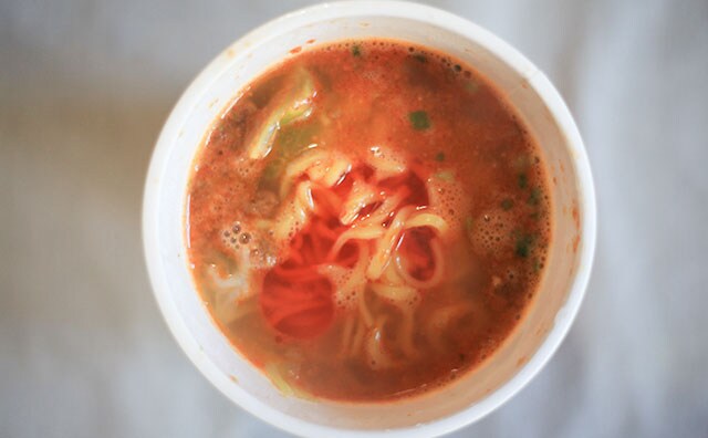 「クオリティ高い」ファミマ限定カップ麺はピリッと旨辛【8/3発売】