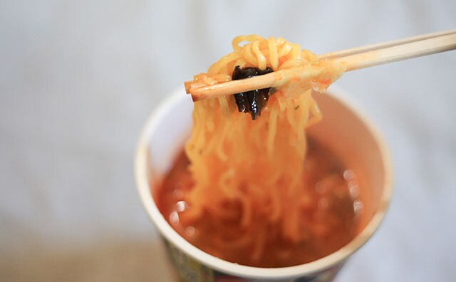 「クオリティ高い」ファミマ限定カップ麺はピリッと旨辛【8/3発売】