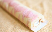 超長～いスイーツ「ロールちゃん」に新味！桃の果肉がナイスです！