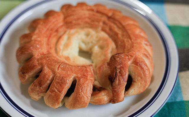 118円でこのデカさ！ファミマのチョコデニッシュを食べてみた