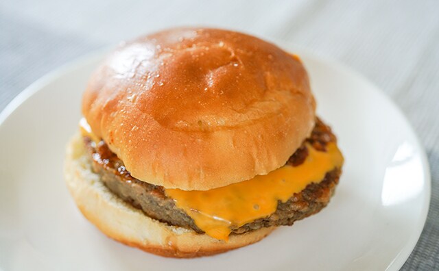 「モスバーガーに似てる」「これはアリ」セブン新作バーガーがウマい！