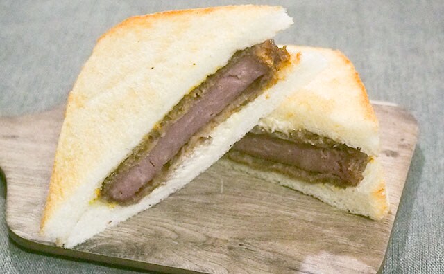 からしがナイスアクセント!ローソンのハムカツサンドは超厚切り!