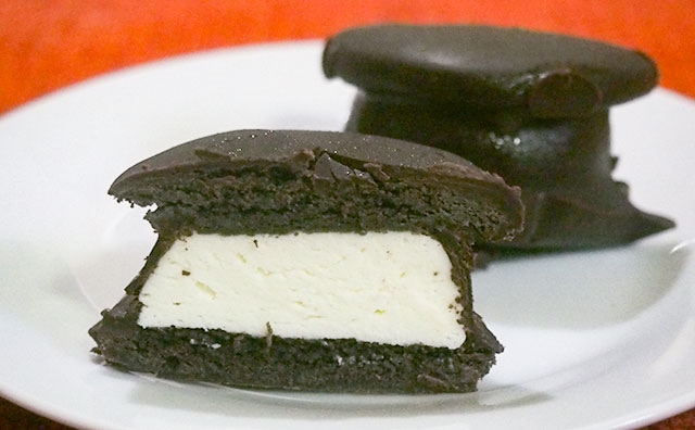 「うますぎて飛ぶ」「高級チョコパイ」話題のローソンスイーツを食べてみた