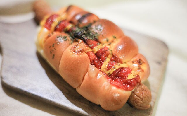 はみ出ちゃってる！ローソンの新作惣菜パンがガッツリうまい！！