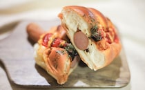 はみ出ちゃってる！ローソンの新作惣菜パンがガッツリうまい！！