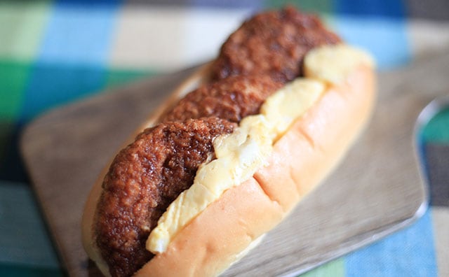 150円でボリューミー！ローソンのコロッケパンは牛肉入り！