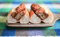 150円でボリューミー！ローソンのコロッケパンは牛肉入り！