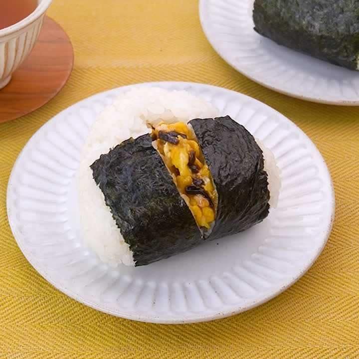 朝食にぴったり♪塩昆布の卵マヨおにぎり