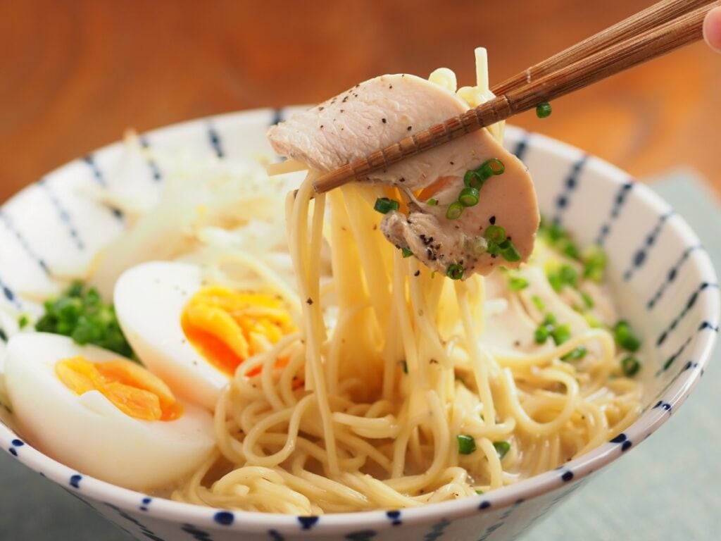 インスタントラーメンで簡単！「サラダチキン豆乳ラーメン」