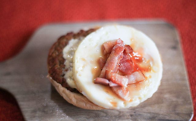 マックやケンタだけじゃない!ファミマの「月見ハンバーガー」を食べてみた