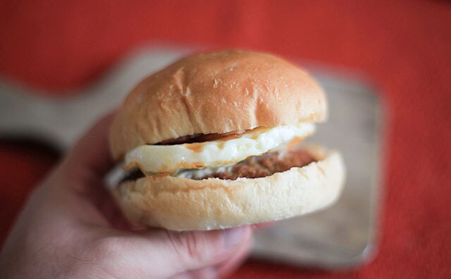 マックやケンタだけじゃない!ファミマの「月見ハンバーガー」を食べてみた