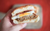 マックやケンタだけじゃない！ファミマの「月見ハンバーガー」を食べてみた