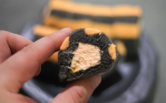 かぼちゃが濃厚!ファミマ限定「ロールちゃん」がド派手でうまい!!