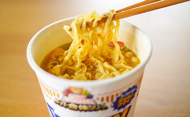 「まとめ買いする」「絶対おいしい」話題のカップ麺を食べてみた