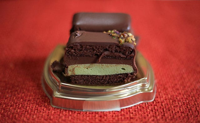 ピスタチオ×濃厚チョコ　ファミマの320円スイーツでリッチな気分に！！