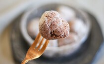 世界の布袋も公認!? ローソンストア100のドーナツは108円で7個入り！