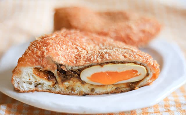 中に“あれ”が!? ローソンのカレーパンがちょいリッチでうま！！