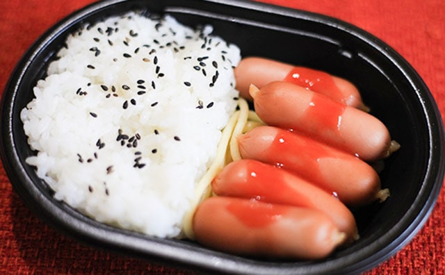 ついに本家ローソンでも…!シンプルすぎて超バズった「弁当」を食べてみた