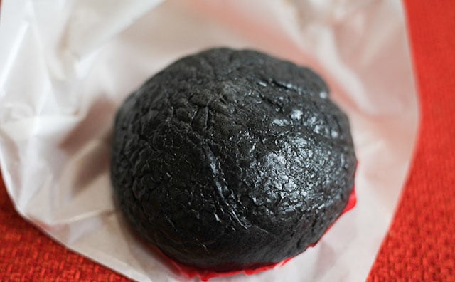 「ウマ辛だった」「ピリ辛」ローソンの“黒い物体”がおいしいと話題に！