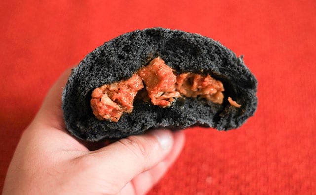 「ウマ辛だった」「ピリ辛」ローソンの“黒い物体”がおいしいと話題に！