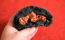 「ウマ辛だった」「ピリ辛」ローソンの“黒い物体”がおいしいと話題に！